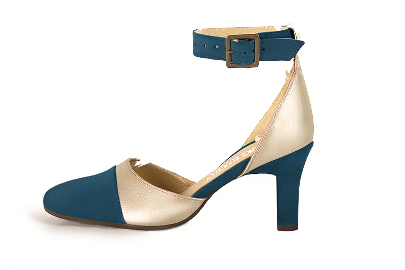 Peacock blue and gold women's open side shoes, with a strap around the ankle. Round toe. High kitten heels. Profile view - Florence KOOIJMAN